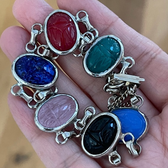 Carved lucite scarab silver tone bracelet - Picture 6 of 6